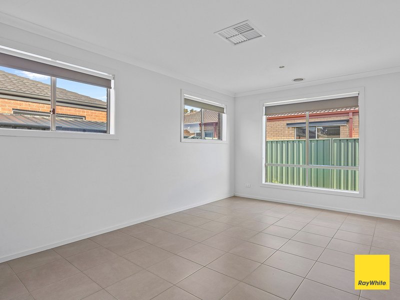 Photo - 4 Trinity Way, Ascot VIC 3551 - Image 2