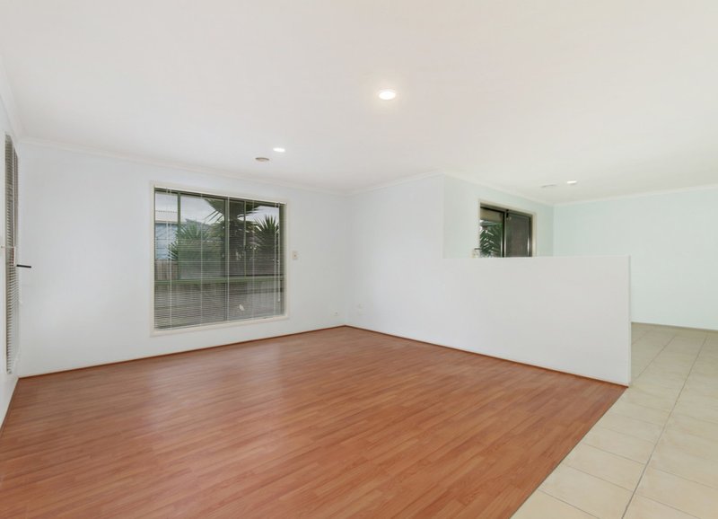 Photo - 4 Twyford Close, Hillside VIC 3037 - Image 2