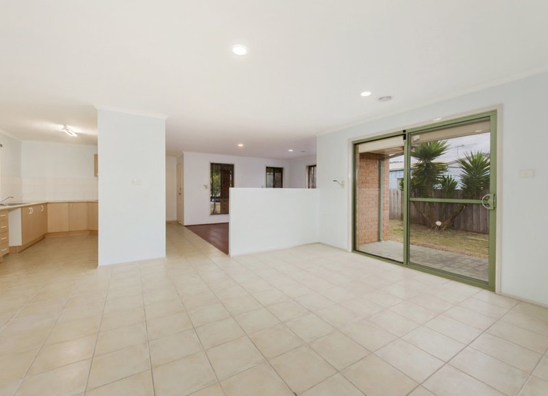 Photo - 4 Twyford Close, Hillside VIC 3037 - Image 3