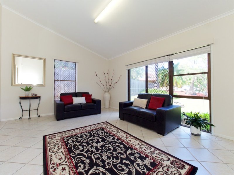 Photo - 4 Tyron Close, Springwood QLD 4127 - Image 5