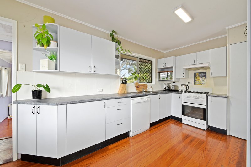 Photo - 4 Ure Street, Wynnum QLD 4178 - Image 3