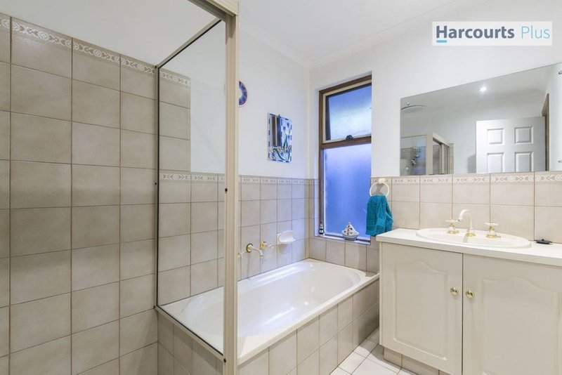 Photo - 4 Vennachar Drive, Hallett Cove SA 5158 - Image 13