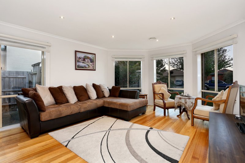 Photo - 4 Volantis Crescent, Roxburgh Park VIC 3064 - Image 3