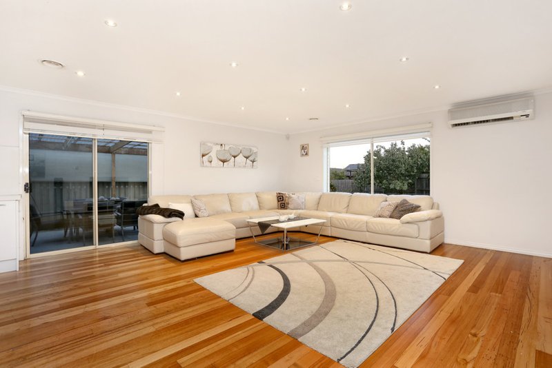 Photo - 4 Volantis Crescent, Roxburgh Park VIC 3064 - Image 10