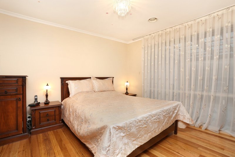 Photo - 4 Volantis Crescent, Roxburgh Park VIC 3064 - Image 11