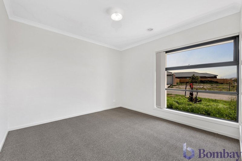 Photo - 4 Walker Drive, Mickleham VIC 3064 - Image 6