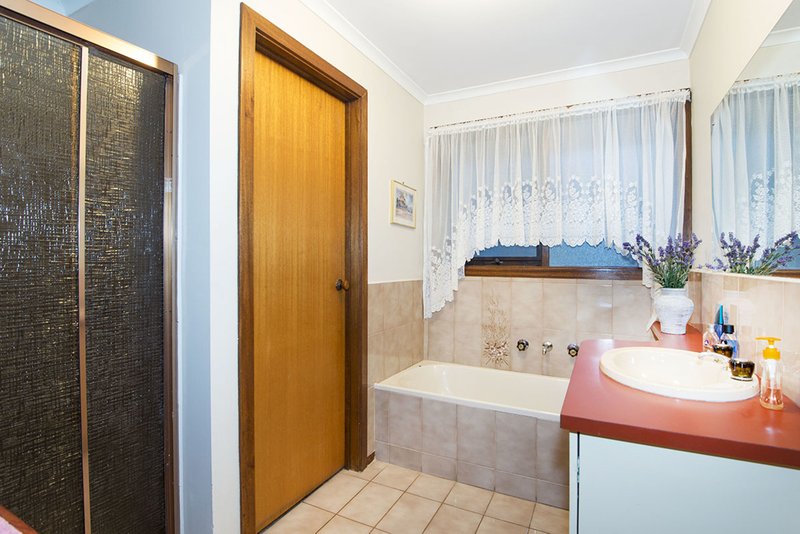 Photo - 4 Wallace Place, Mill Park VIC 3082 - Image 10