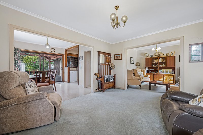 Photo - 4 Waratah Street, Glen Waverley VIC 3150 - Image 3