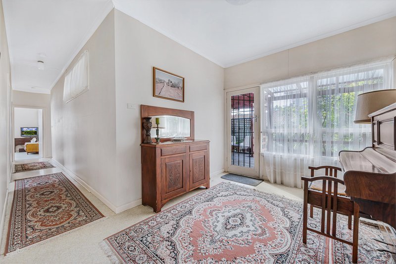 Photo - 4 Waratah Street, Glen Waverley VIC 3150 - Image 5