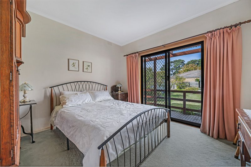 Photo - 4 Waratah Street, Glen Waverley VIC 3150 - Image 6