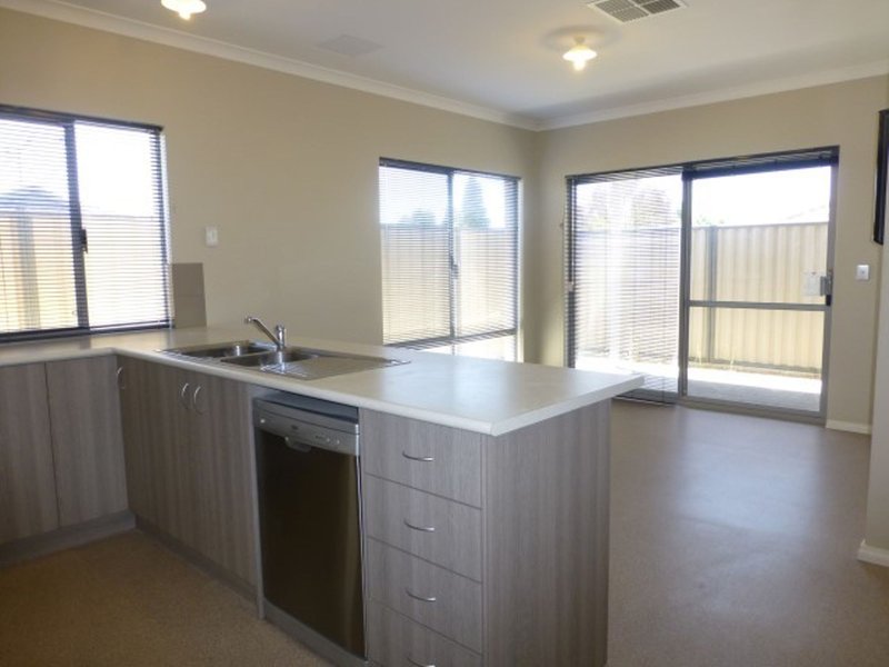 Photo - 4 Wardle Court, Piara Waters WA 6112 - Image 6