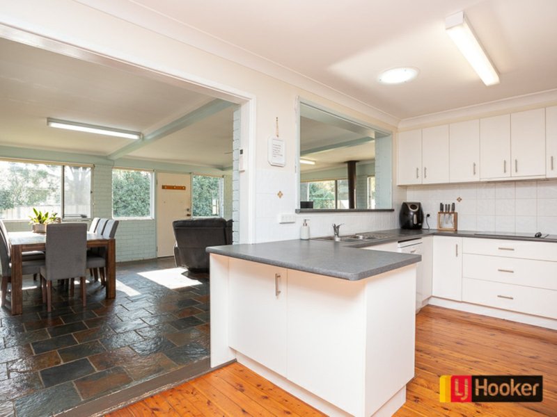 Photo - 4 Waree Drive, Tamworth NSW 2340 - Image 2