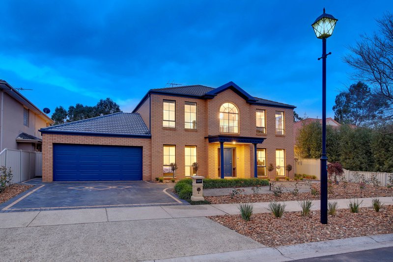 4 Waterford Close, Caroline Springs VIC 3023