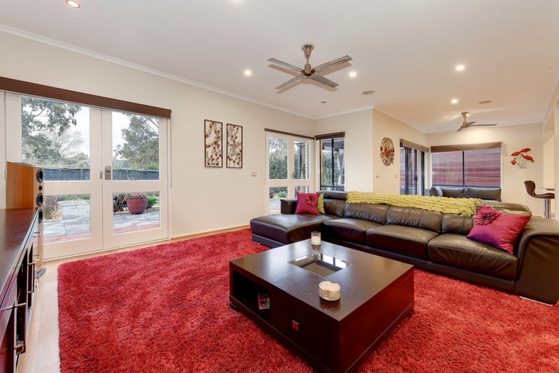 Photo - 4 Waterford Close, Caroline Springs VIC 3023 - Image 5