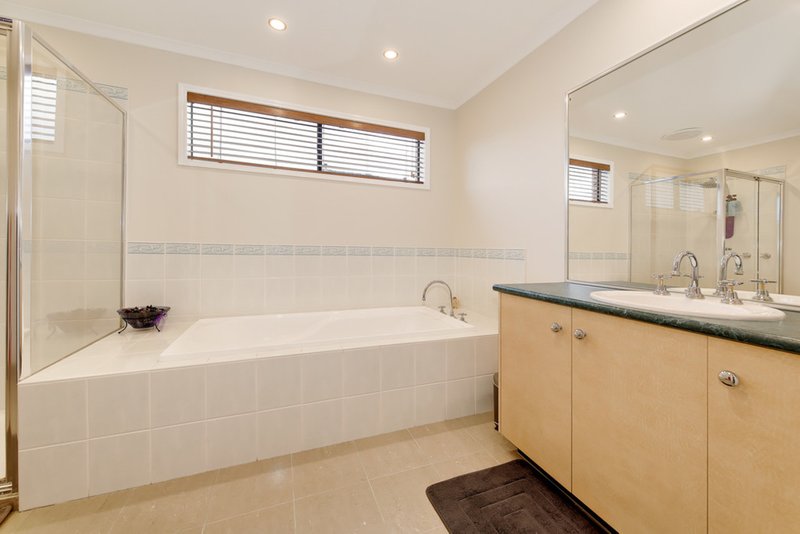 Photo - 4 Waterford Close, Caroline Springs VIC 3023 - Image 12