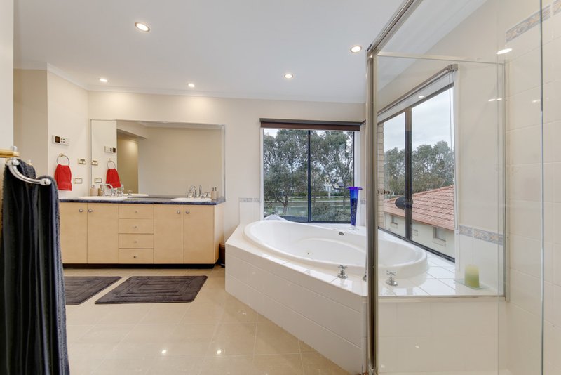 Photo - 4 Waterford Close, Caroline Springs VIC 3023 - Image 17