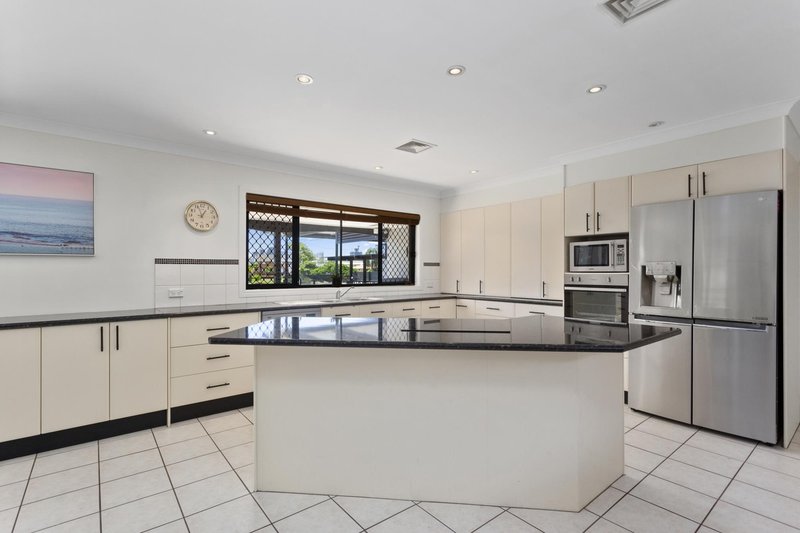 Photo - 4 Weatherly Avenue, Mermaid Waters QLD 4218 - Image 7