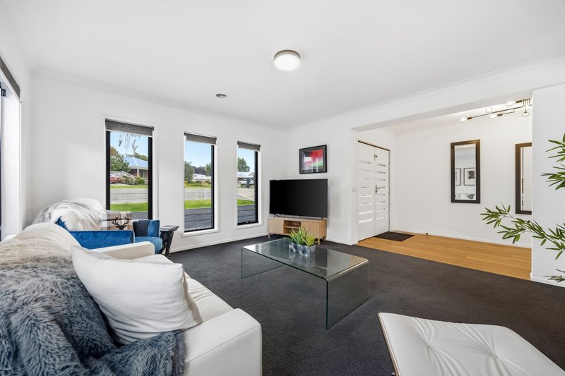 Photo - 4 Whistler Close, Brown Hill VIC 3350 - Image 3