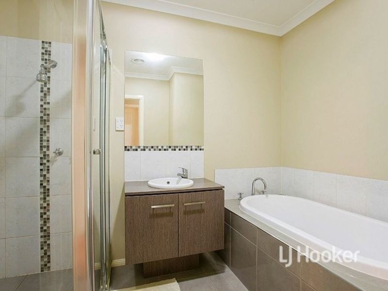 Photo - 4 Whitecaps Avenue, Point Cook VIC 3030 - Image 13