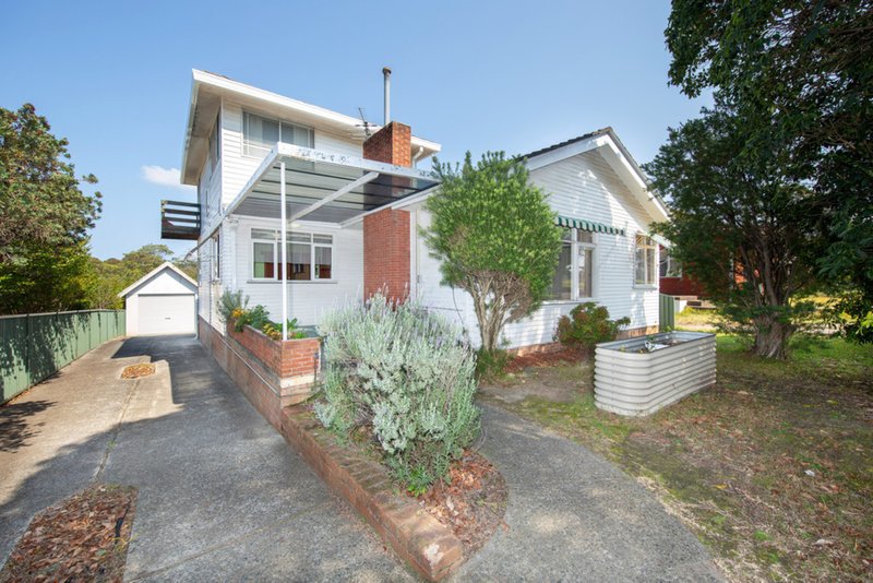 Photo - 4 Whitegates Avenue, Peakhurst Heights NSW 2210 - Image 4