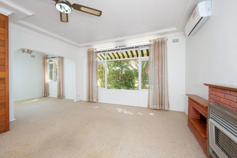 Photo - 4 Whitegates Avenue, Peakhurst Heights NSW 2210 - Image 5