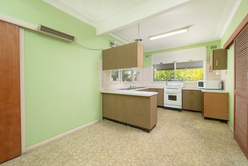 Photo - 4 Whitegates Avenue, Peakhurst Heights NSW 2210 - Image 6