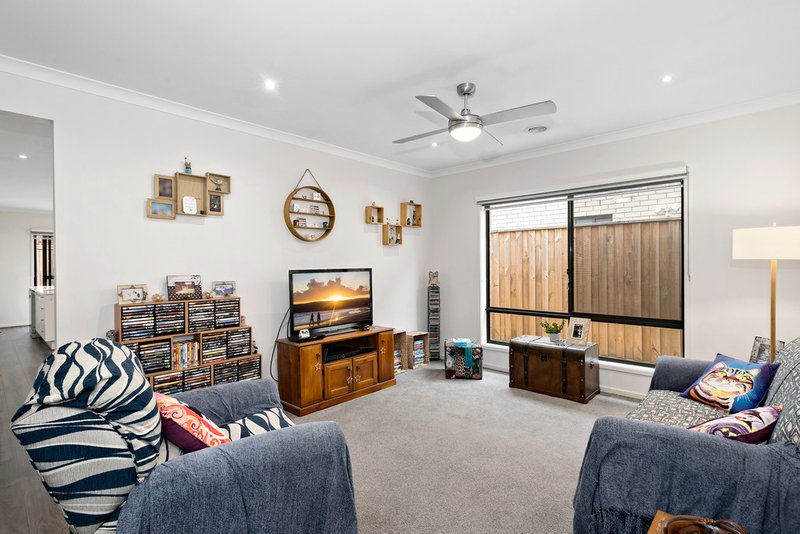 Photo - 4 Wicklow Close, Lalor VIC 3075 - Image 4