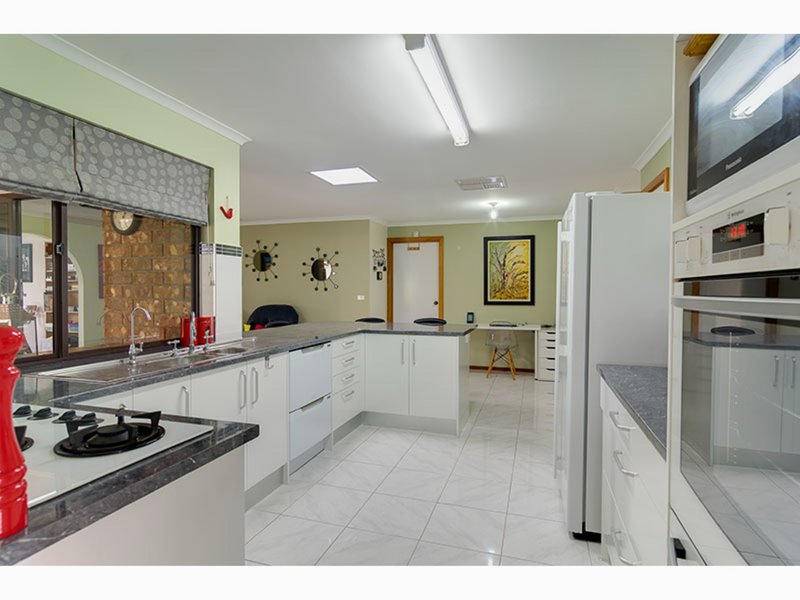 Photo - 4 Woodcroft Drive, Morphett Vale SA 5162 - Image 7