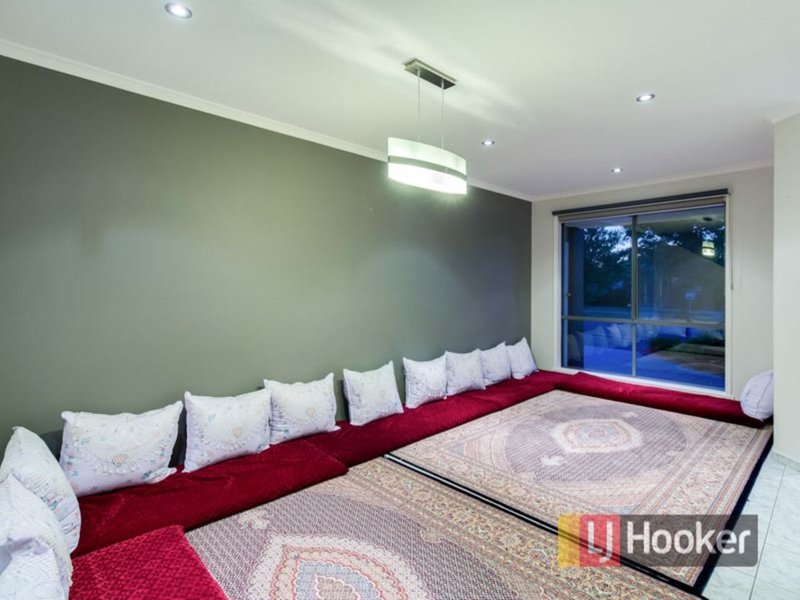 Photo - 40 Bellbrae Crescent, Cranbourne West VIC 3977 - Image 3