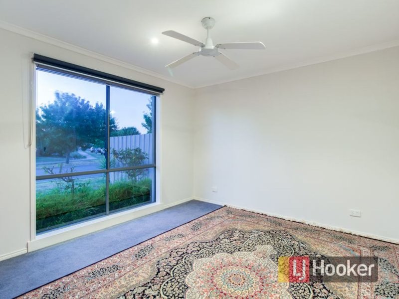 Photo - 40 Bellbrae Crescent, Cranbourne West VIC 3977 - Image 9