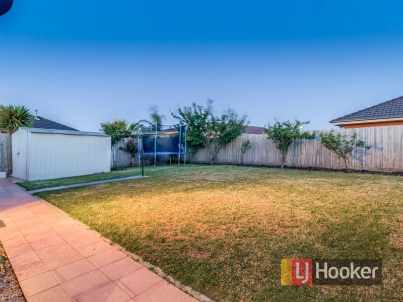 Photo - 40 Bellbrae Crescent, Cranbourne West VIC 3977 - Image 15