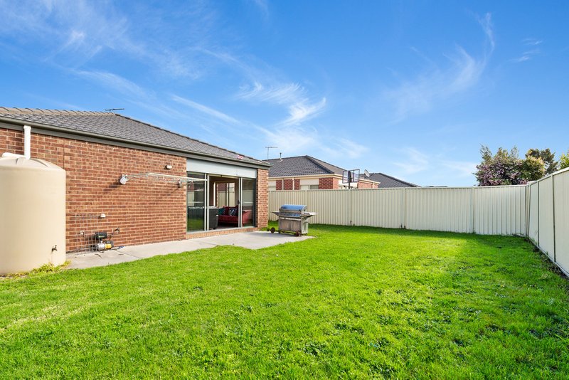 Photo - 40 Bluehills Boulevard, Pakenham VIC 3810 - Image 8