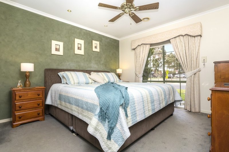 Photo - 40 Carruthers Drive, Hoppers Crossing VIC 3029 - Image 9