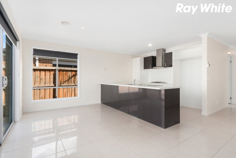 Photo - 40 Cascade Way, Pakenham VIC 3810 - Image 3