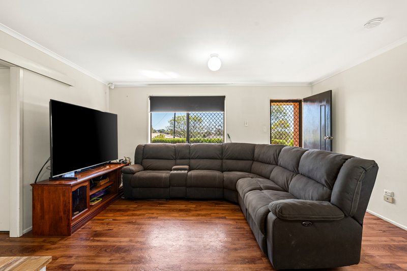 Photo - 40 Champagne Crescent, Wilsonton Heights QLD 4350 - Image 4