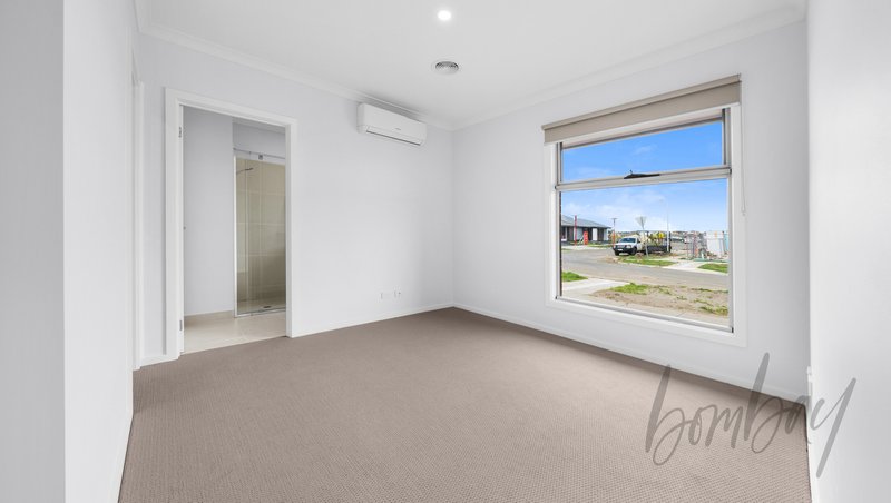 Photo - 40 Coolangatta Drive, Mickleham VIC 3064 - Image 7