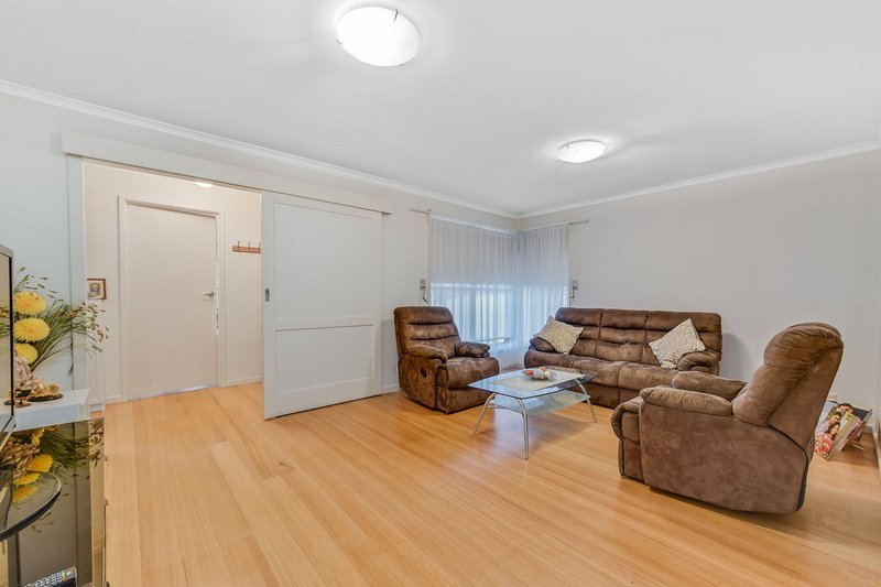 Photo - 40 Downard Crescent, Dandenong North VIC 3175 - Image 2