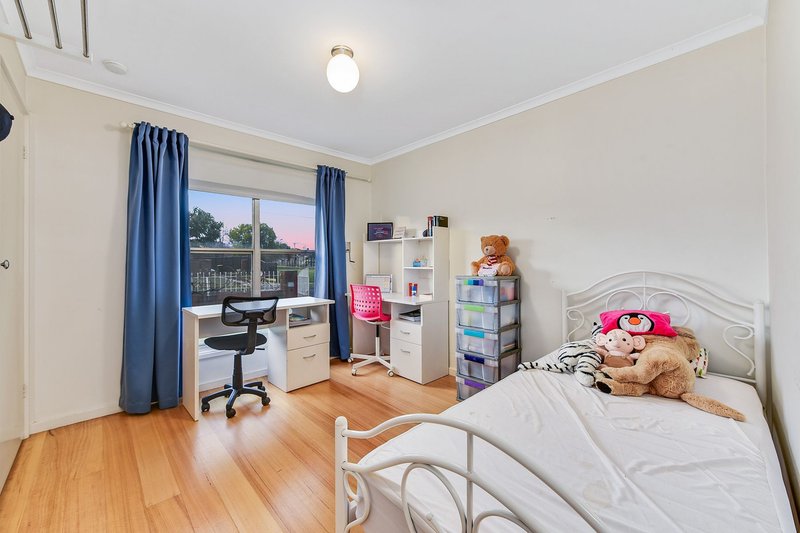 Photo - 40 Downard Crescent, Dandenong North VIC 3175 - Image 6