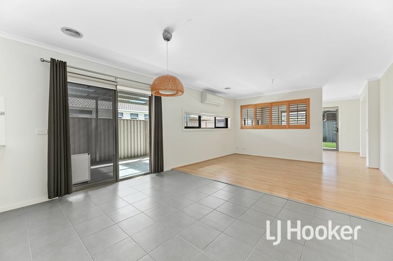 Photo - 40 Edenbrook Circuit, Pakenham VIC 3810 - Image 3