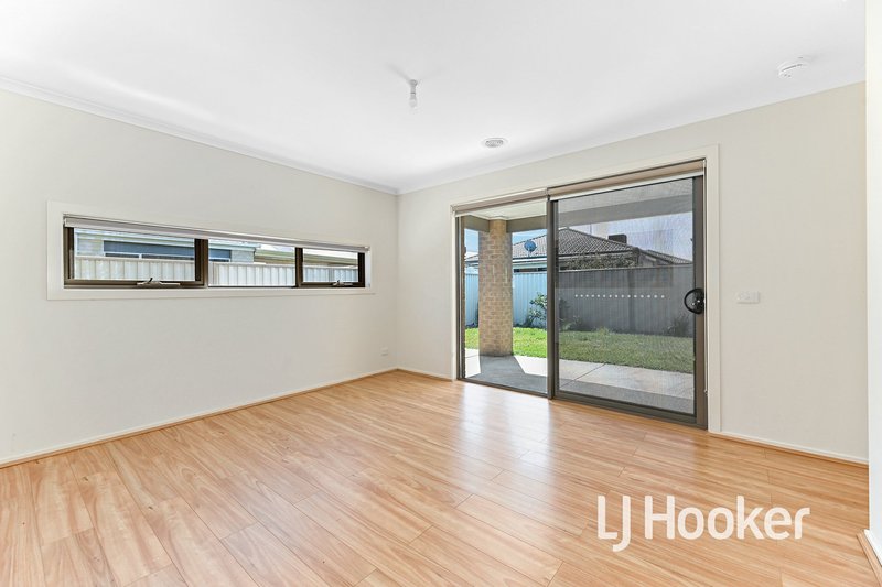 Photo - 40 Edenbrook Circuit, Pakenham VIC 3810 - Image 4