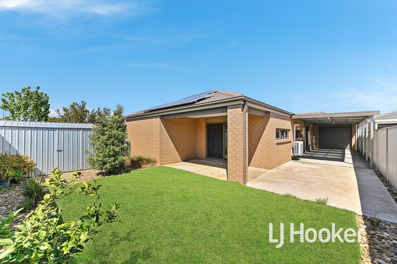 Photo - 40 Edenbrook Circuit, Pakenham VIC 3810 - Image 8