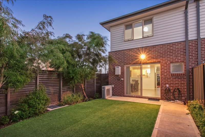 Photo - 40 Etheridge Lane, Craigieburn VIC 3064 - Image 2