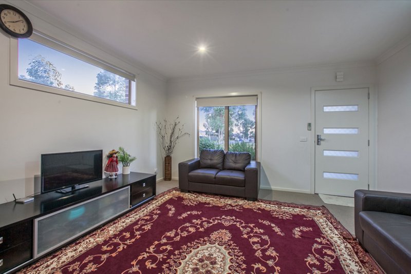 Photo - 40 Etheridge Lane, Craigieburn VIC 3064 - Image 4