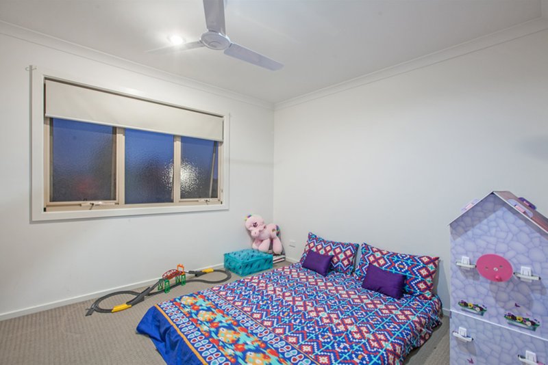 Photo - 40 Etheridge Lane, Craigieburn VIC 3064 - Image 8