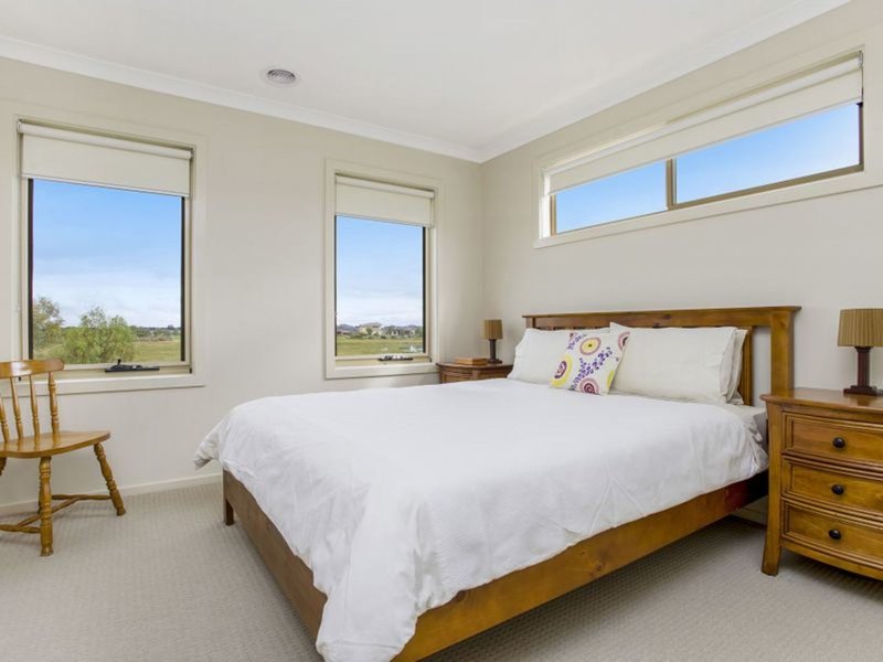 Photo - 40 Featherbrook Drive, Point Cook VIC 3030 - Image 6