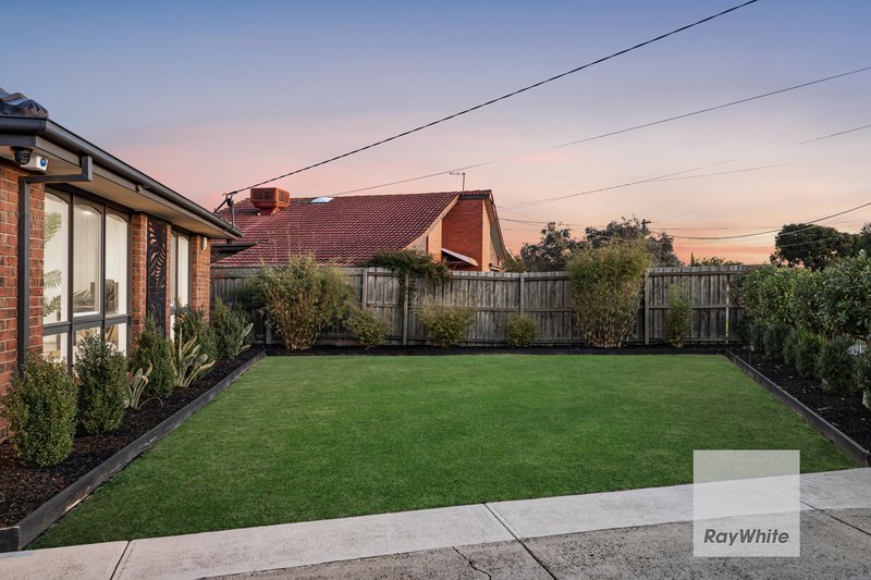 Photo - 40 Finton Grove, Gladstone Park VIC 3043 - Image 4