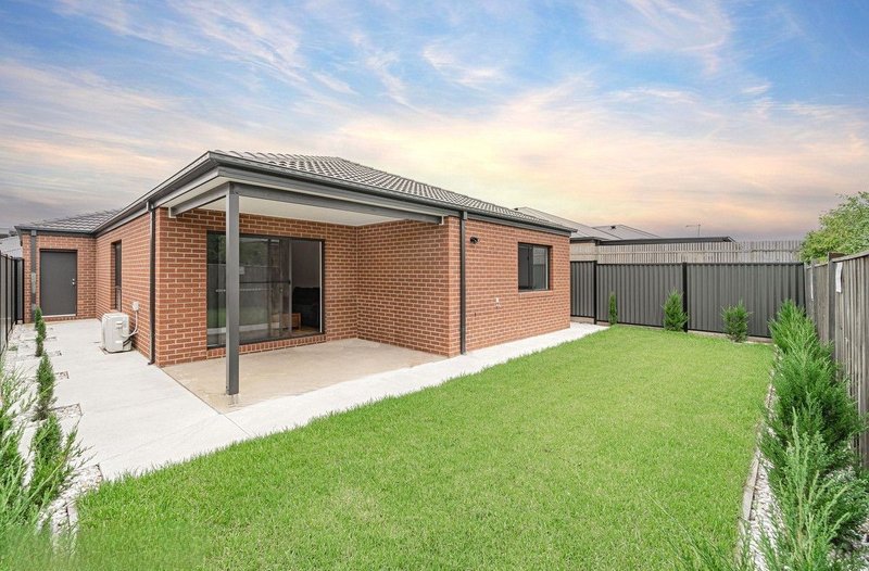 Photo - 40 Gossia Avenue, Craigieburn VIC 3064 - Image 2