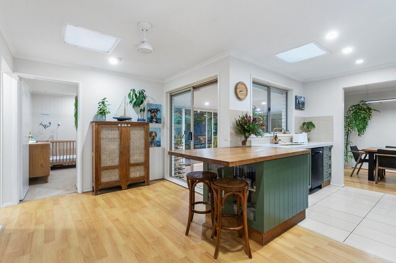 Photo - 40 Knightsbridge Avenue, Altona Meadows VIC 3028 - Image 5