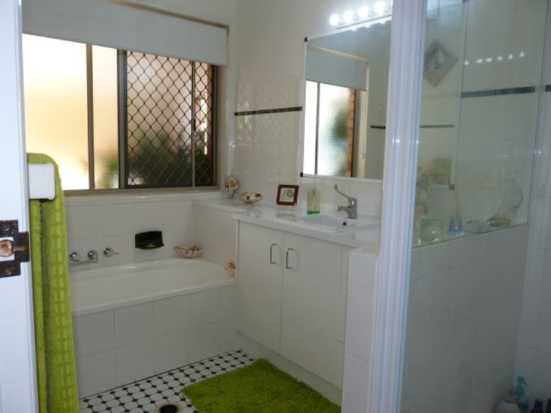 Photo - 40 Ladbroke Cresent , Urangan QLD 4655 - Image 11