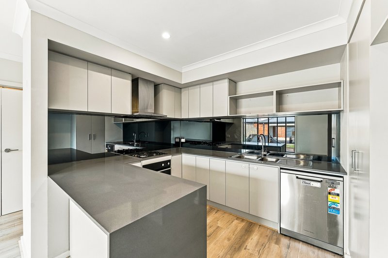 Photo - 40 Lombardy Walk, Deanside VIC 3336 - Image 5